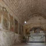 Se la parete destra � priva di decorazioni, la sinistra e l�abside mostrano degli stupendi affreschi di santi realizzati tra l�inizio del XIV e il XVI secolo, ridipinti in pi� occasioni
